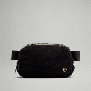 Everywhere Fleece Belt Bag in Black